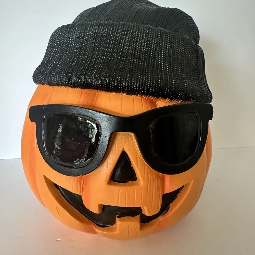 Halloween Jack-o'-Lantern Pumpkin Figurine Beanie & Sunglasses